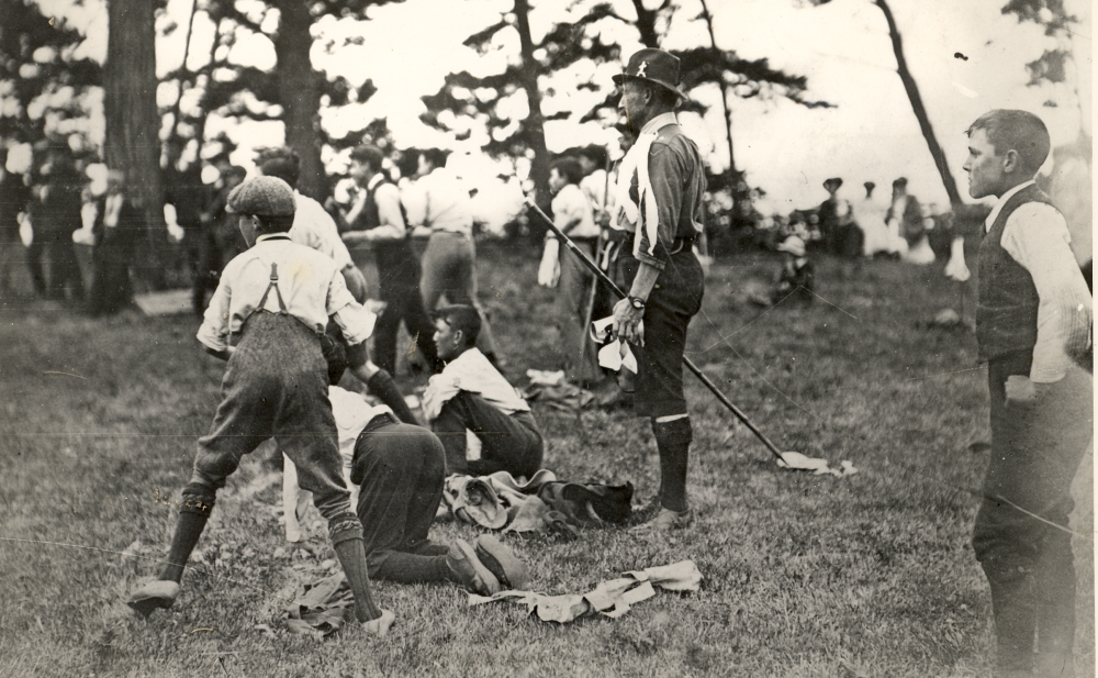Baden-Powell com os primeiros escuteiros na ilha de Brownsea.