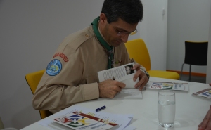 Frei Albertino Rodrigues na sessão de autógrafos.