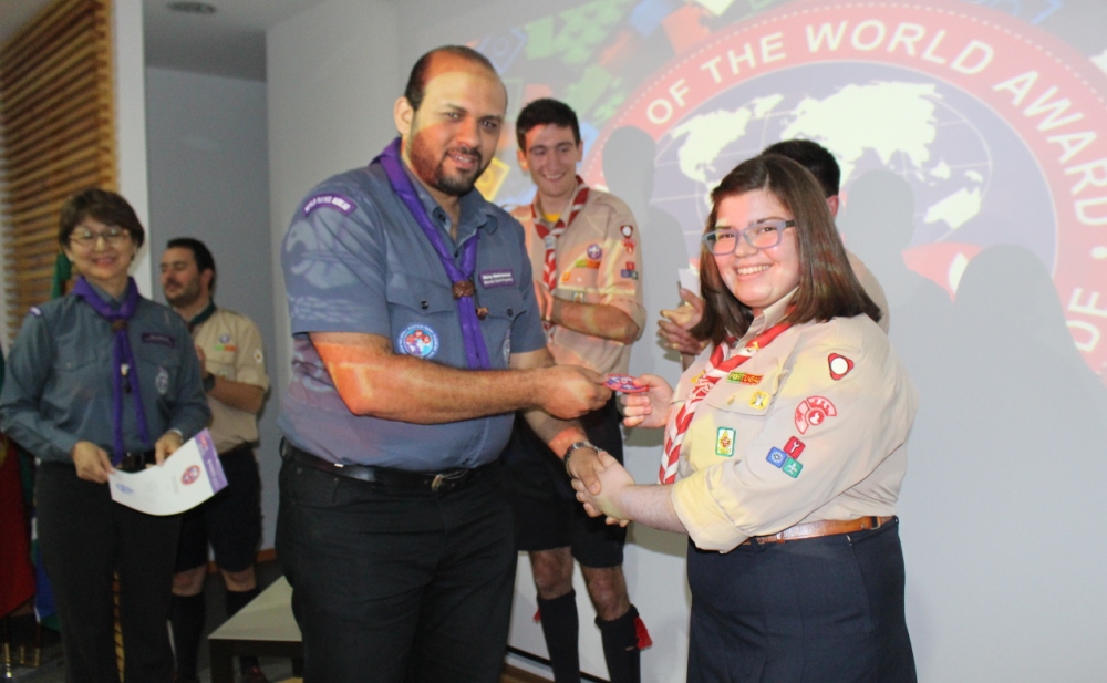Elementos da OMME a entregar as insígnias Scouts of the World Award.
