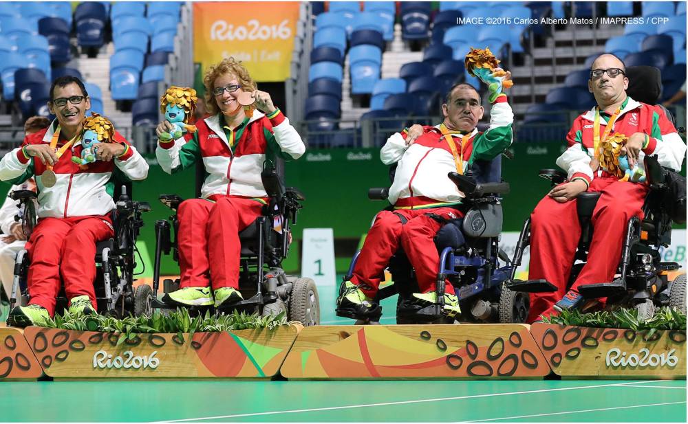 Fernando Ferreira, o primeiro da esquerda, no pódio a receber com a equipa a medalha de bronze.