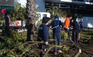 Escuteiros ajudam após a desvastação do tornado.