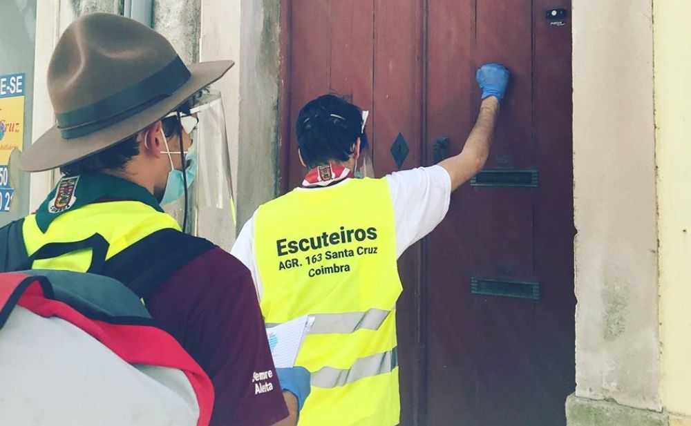 Escuteiros participam em campanha de distribuição de kits de proteção.