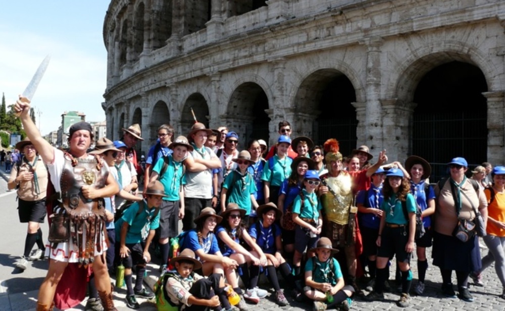 Escuteiros de Cem Soldos junto ao Coliseu de Roma, durante a grande atividade.
