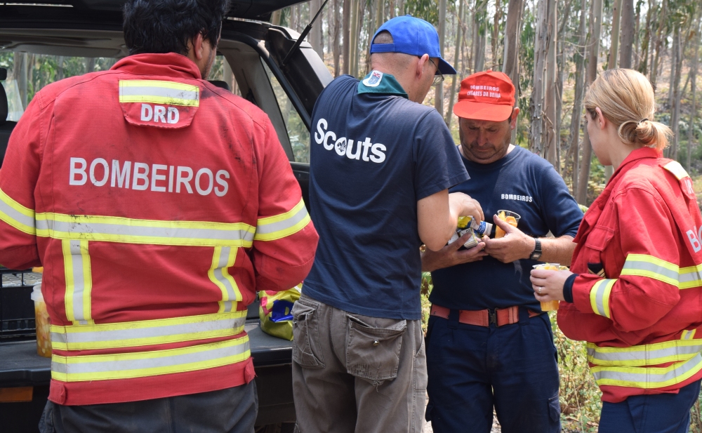 Escuteiros no apoio a bombeiros.