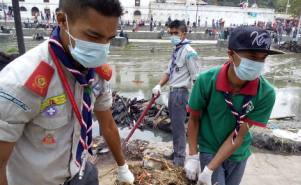 Escuteiros envolvidos nas operações de limpeza em Pashupati.