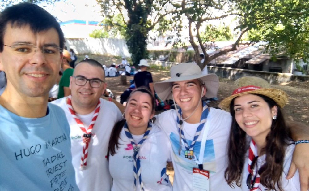O Pe Hugo Martins, Assistente Regional Adjunto da região da Guarda com escuteiros da sua região presentes nas JMJ.
