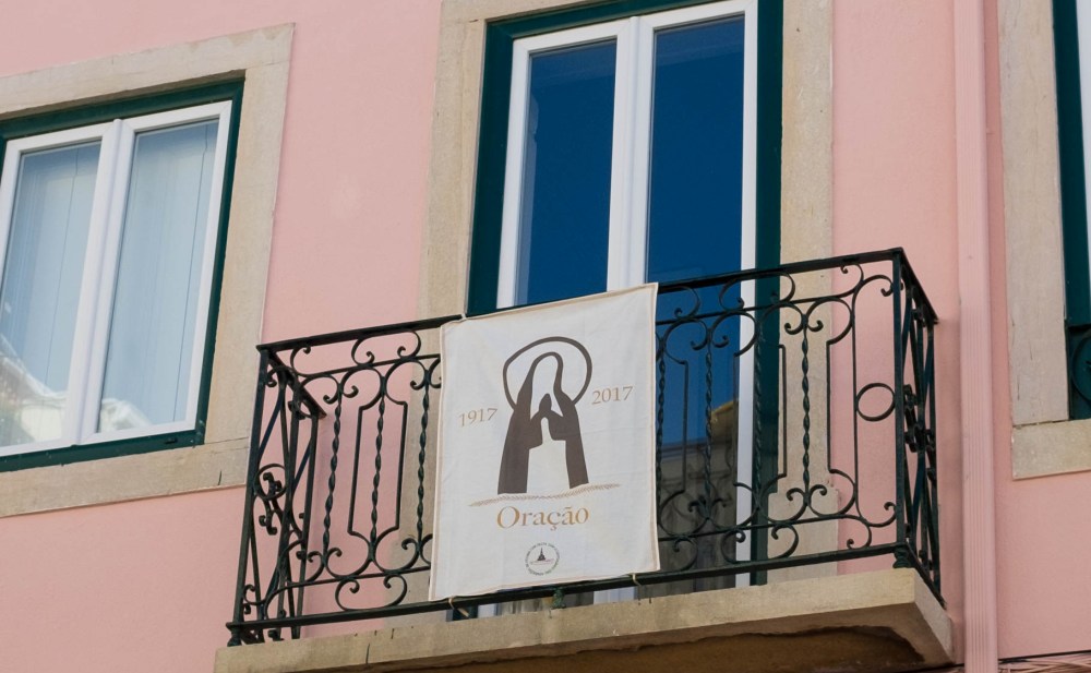 Um dos quatro estandartes, o da Oração exposto.