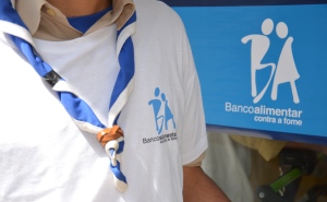 Escuteiros envolvidos no Banco Alimentar.