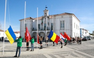 Hastear das Bandeiras representantes das diversas comunidades imigrantes.