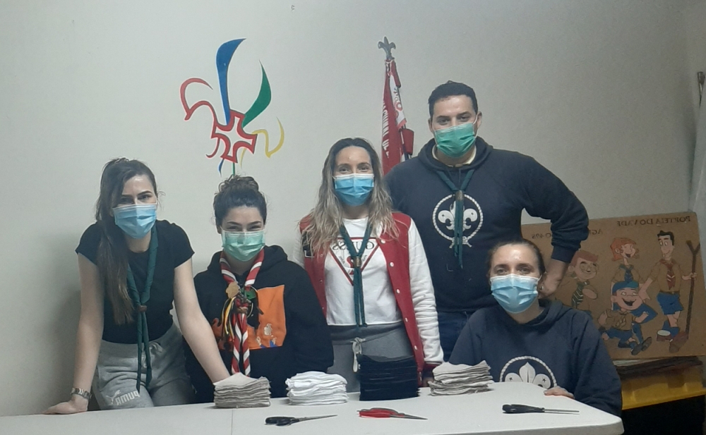 Escuteiros ajudam na produção de máscaras comunitárias.