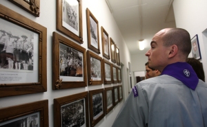 Membro do Comité Europeu durante a visita ao Museu.