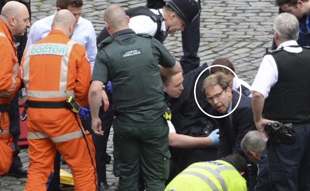 Vários políticos britânicos apelidaram o escuteiro como um herói absoluto, que teve uma atitude simplesmente heróica, pura e simples.