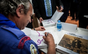 Sessão de autógrafos.