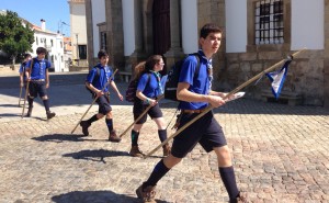 Participantes no jogo de vila.