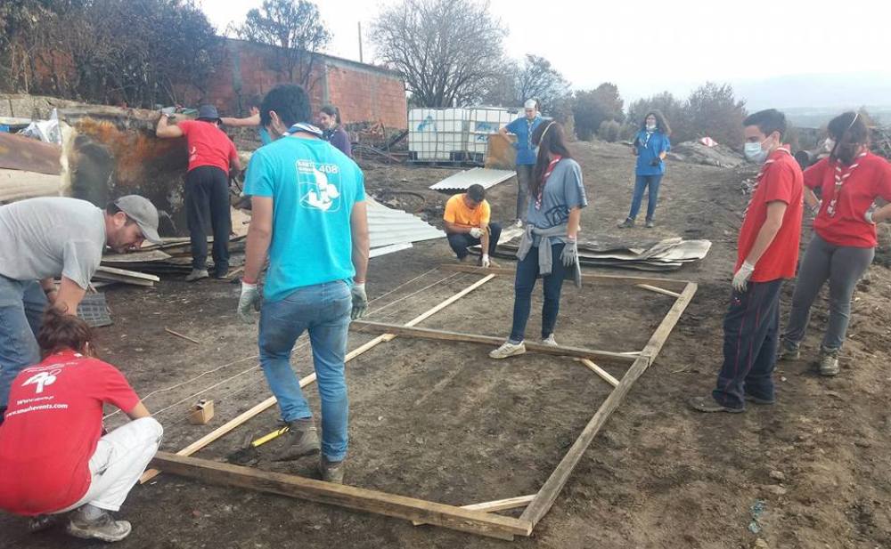 Escuteiros de Santa Marinha ajudam na limpeza e remoção de estruturas queimadas.