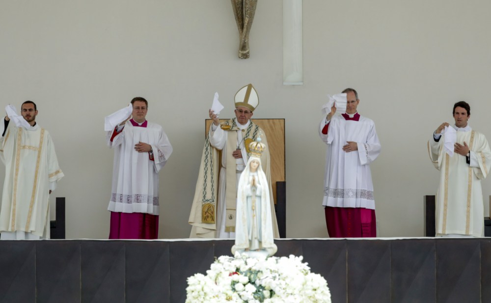 Veio para estar com Deus através de Maria.
