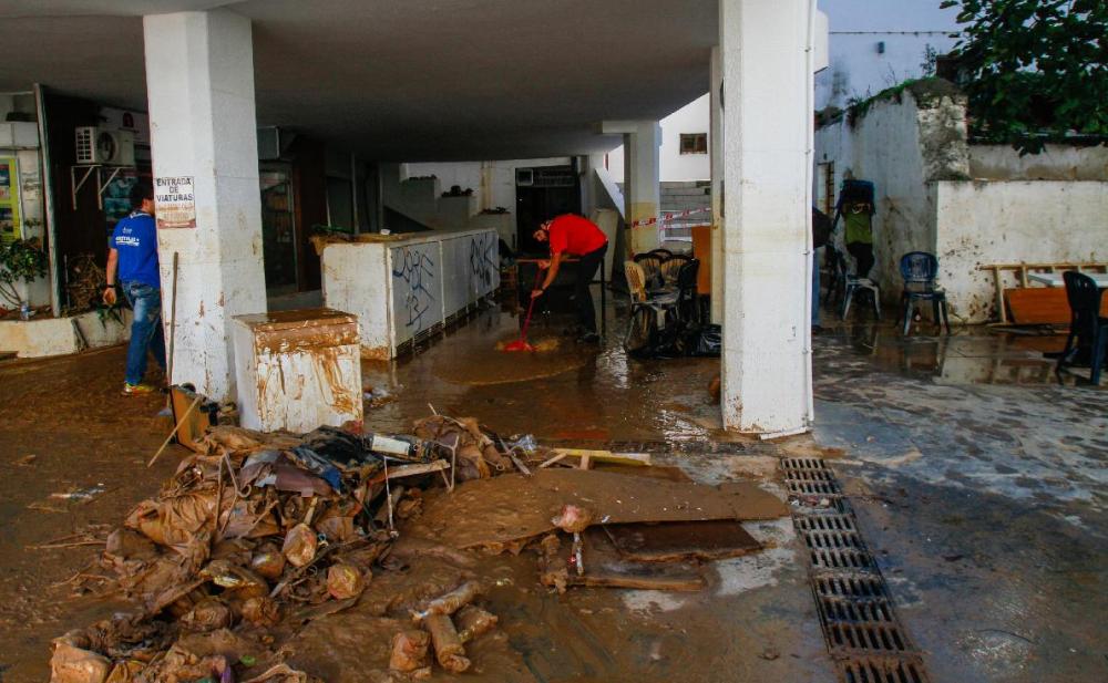 Caminheiros a trabalhar na recuperação da cidade de Albufeira, após o temporal de 1 de novembro.