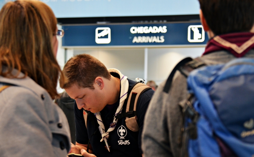 Aeroporto Sá Carneiro invadido por lenços de todas as cores