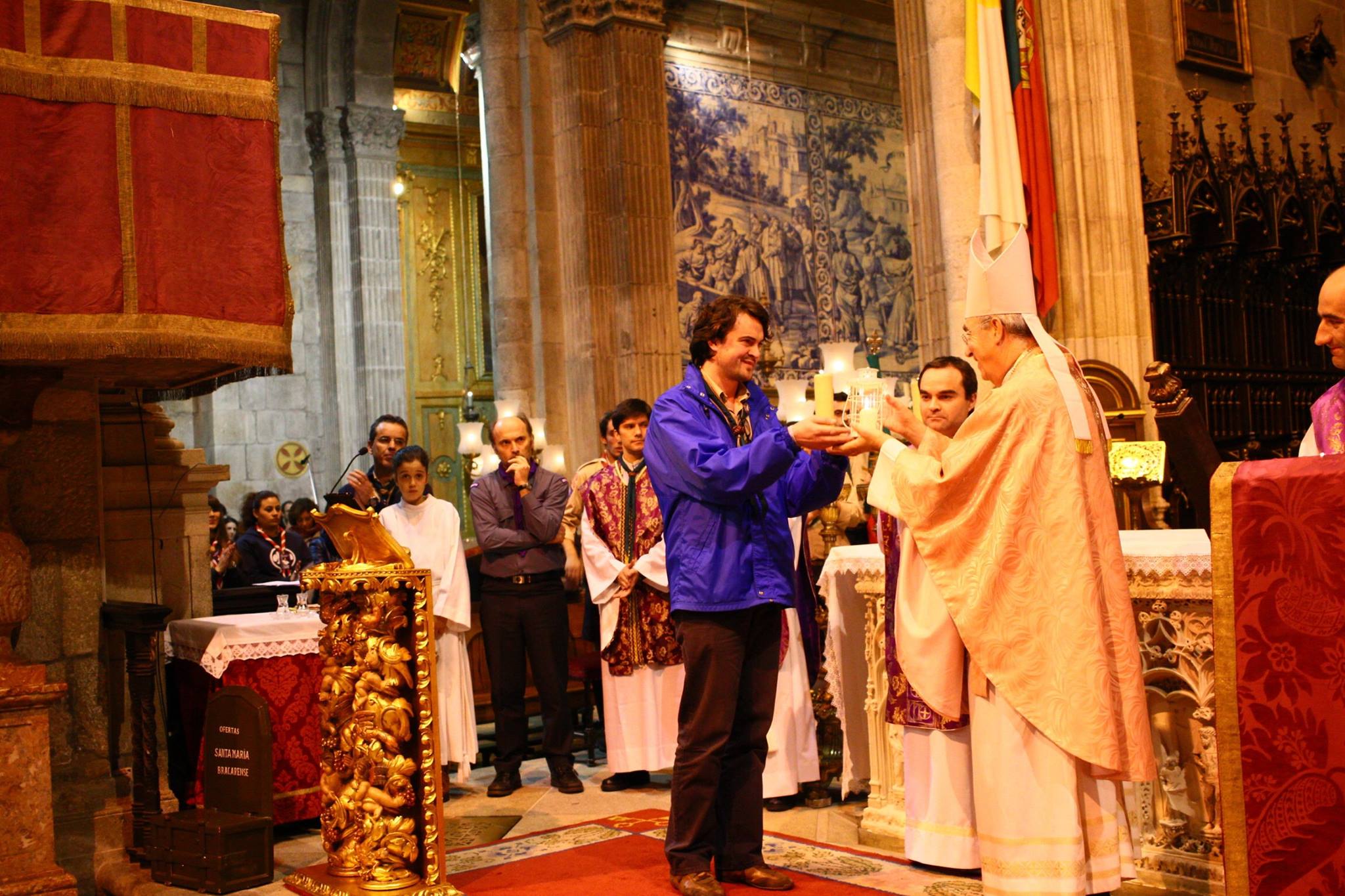 O Arcebispo de Braga D. Jorge Ortiga recebe a Luz das mãos do Secretário Internacional do CNE, Joaquim Freitas